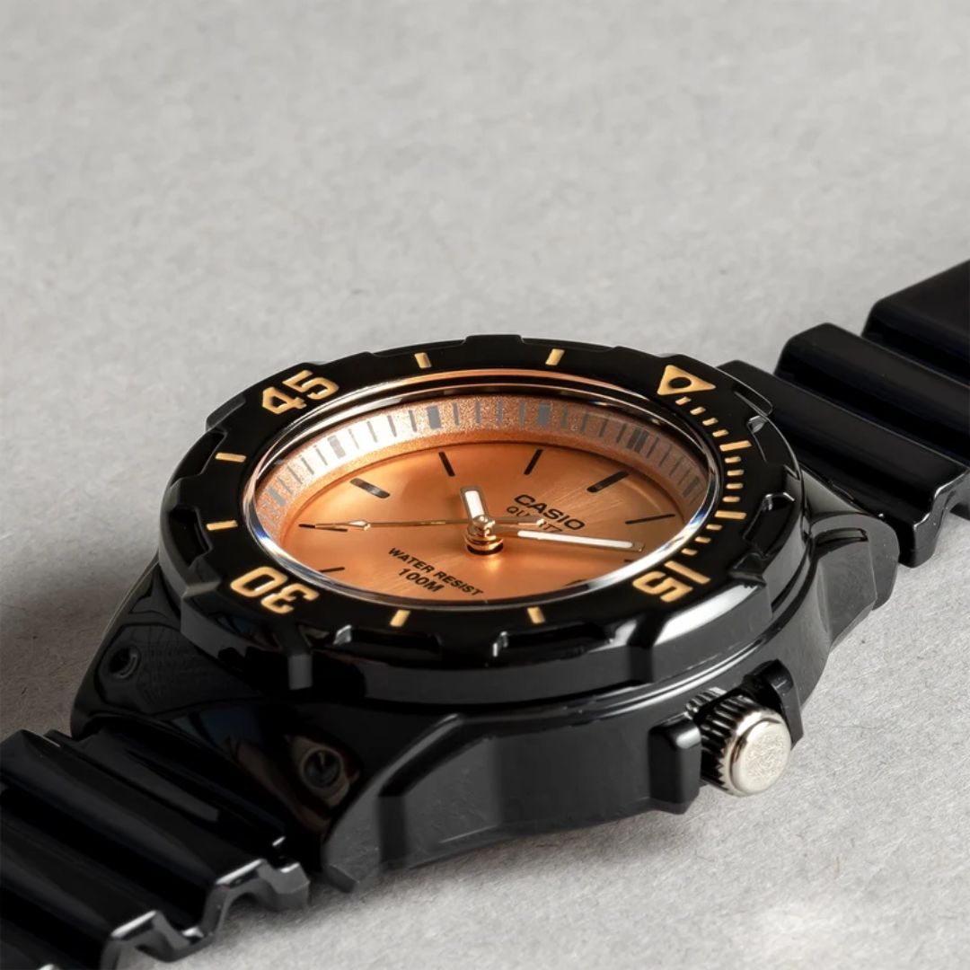 Detalle de la esfera sunray oro rosa del Reloj Casio LRW-200H-9E2VDF