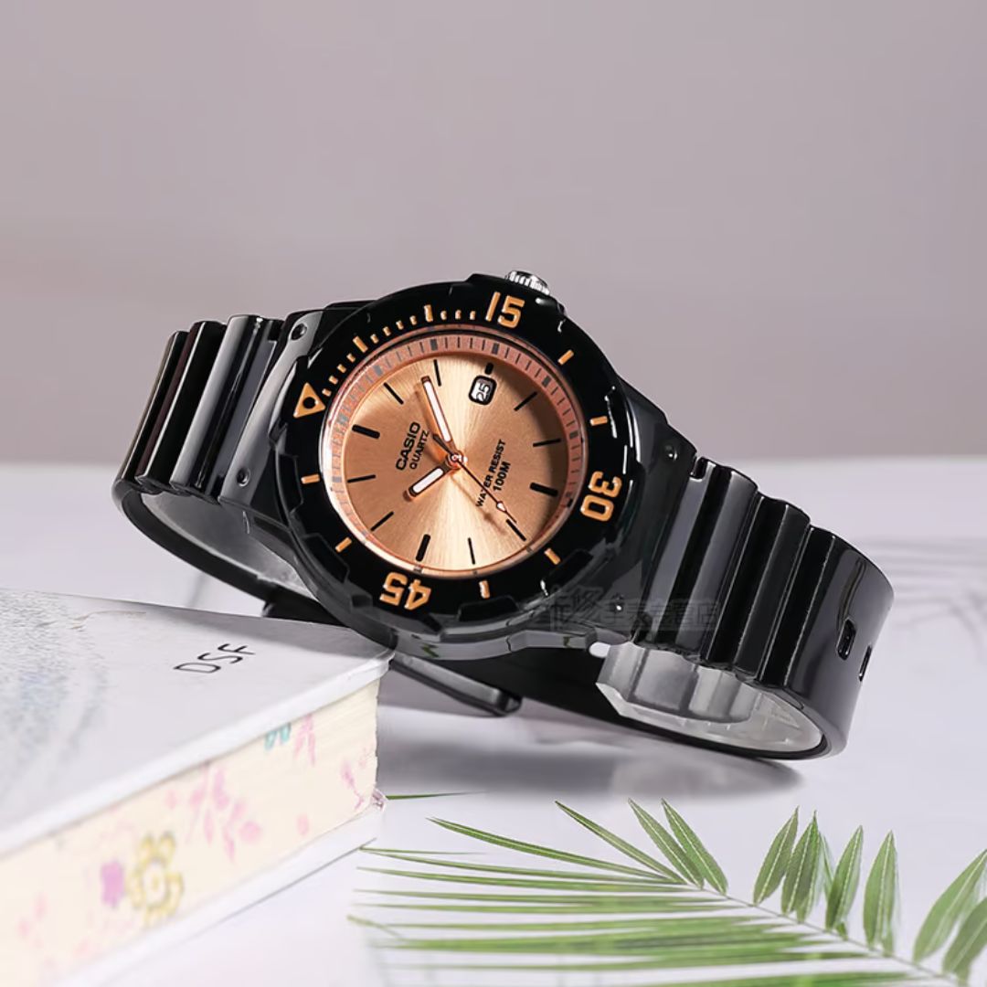 Vista lateral del Reloj Casio LRW-200H-9E2VDF con bisel giratorio negro