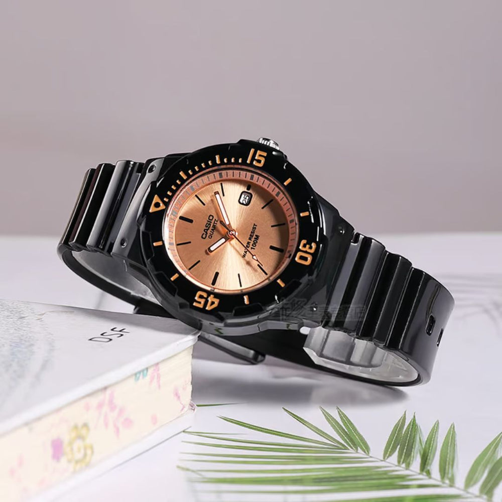 Vista lateral del Reloj Casio LRW-200H-9E2VDF con bisel giratorio negro