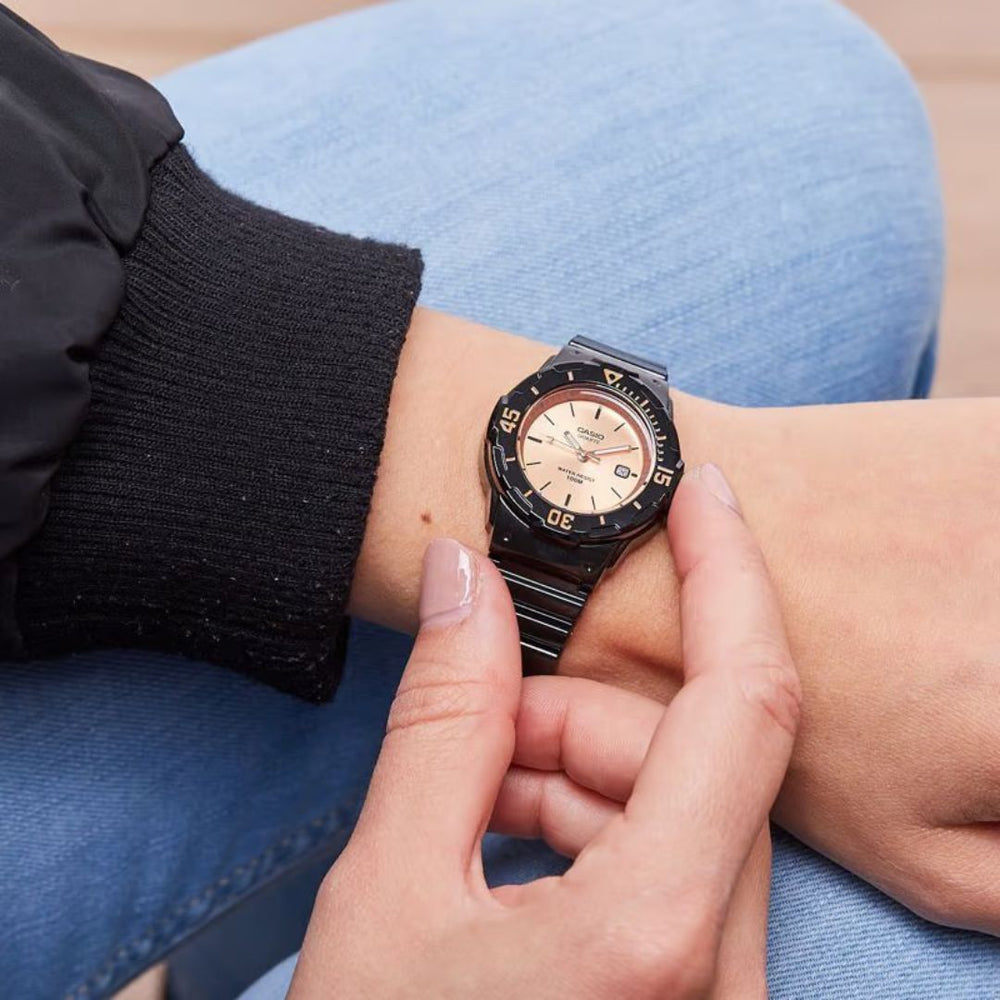 Reloj Casio LRW-200H-9E2VDF puesto en la muñeca, estilo buceo deportivo