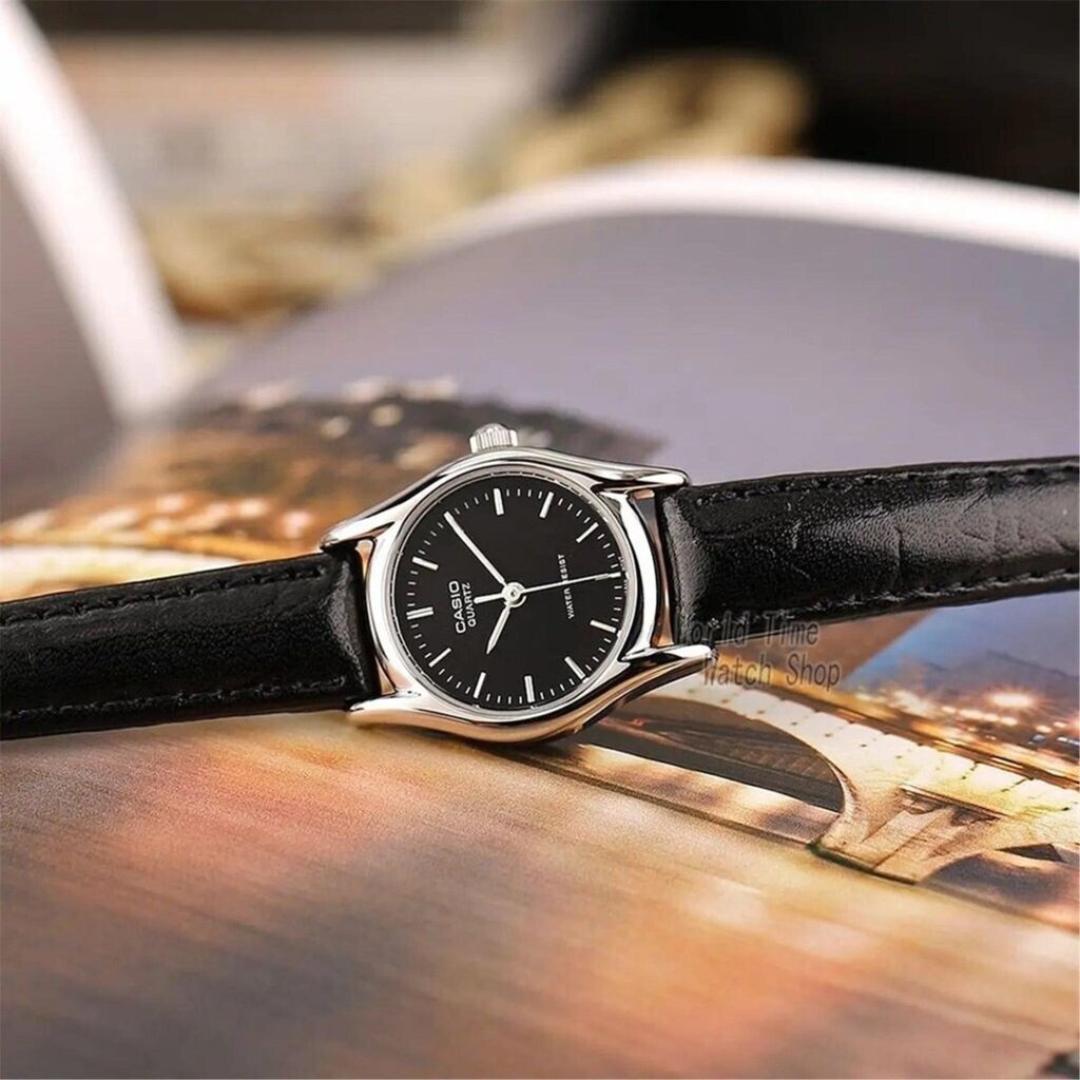Vista lateral del Reloj Casio LTP-1094E-1 con caja plateada, correa de cuero genuino y hebilla clásica.