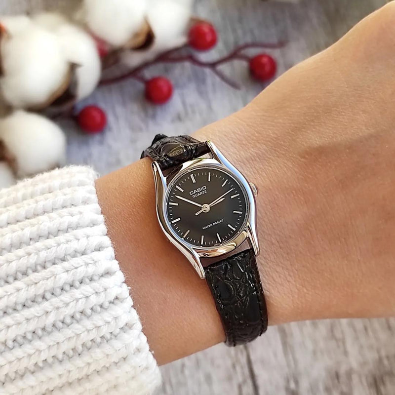 Reloj Casio LTP-1094E-1 puesto en la muñeca, estilo elegante y minimalista para mujer.