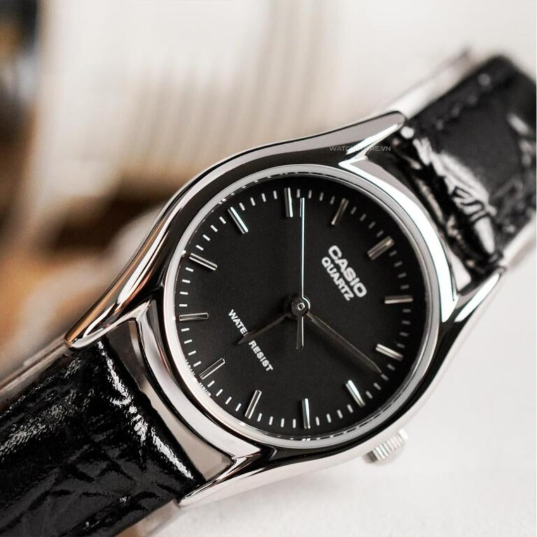 Detalle de la esfera negra con índices dorados del Reloj Casio LTP-1094E-1 y acabado clásico.