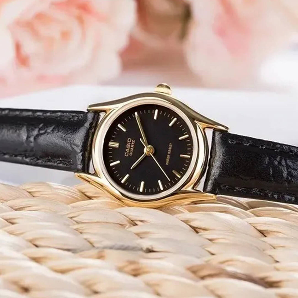 Detalle de la esfera negra y caja dorada del Reloj Casio LTP-1094Q-1A