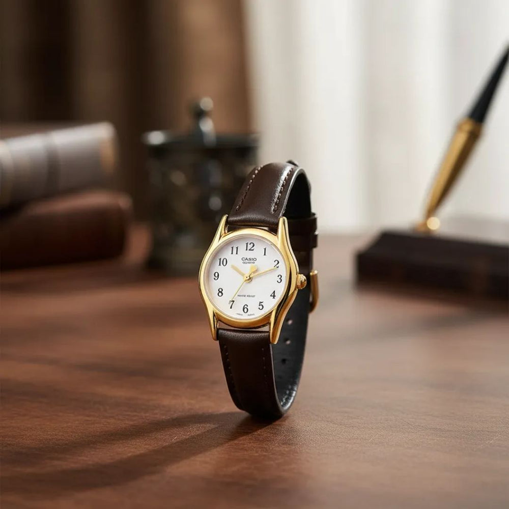 Detalle de la esfera blanca y caja dorada del Reloj Casio LTP-1094Q-7B5R