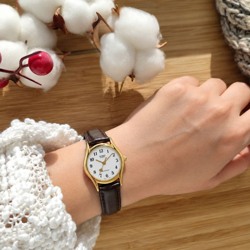 Reloj Casio LTP-1094Q-7B5R puesto en la muñeca, estilo vintage femenino