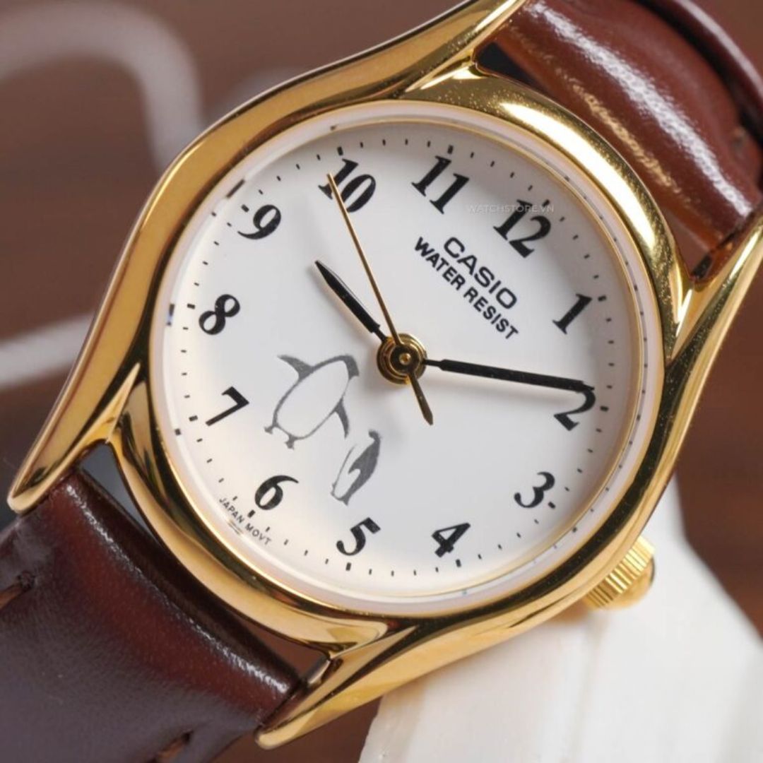 Detalle de la esfera blanca con estampado de pingüino del Reloj Casio LTP-1094Q-7B6RDF