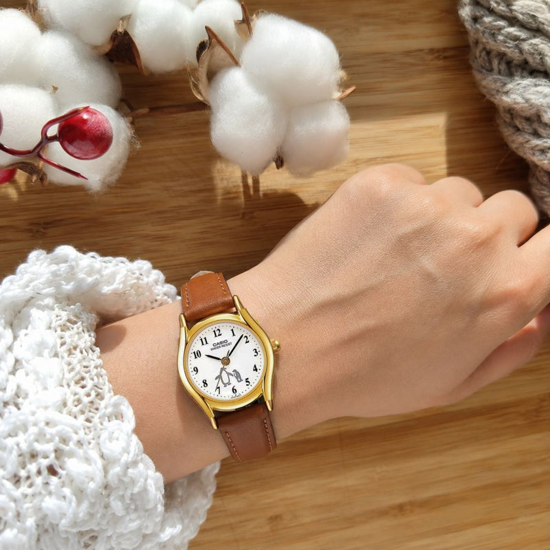 Reloj Casio LTP-1094Q-7B6RDF puesto en la muñeca, estilo vintage femenino
