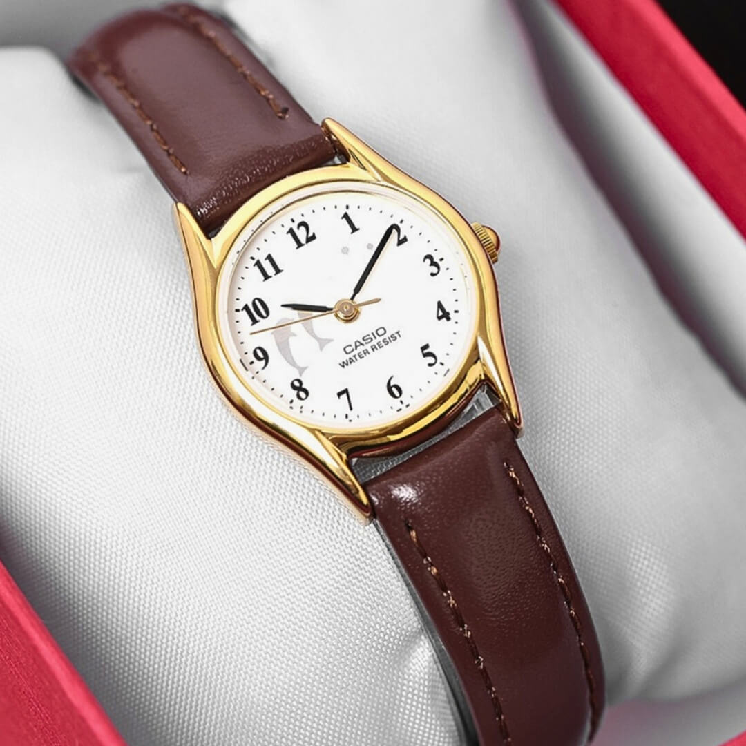 Detalle de la esfera blanca y caja dorada del Reloj Casio LTP-1094Q-7B9