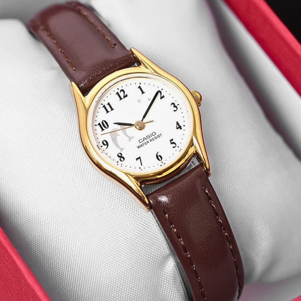 Detalle de la esfera blanca y caja dorada del Reloj Casio LTP-1094Q-7B9