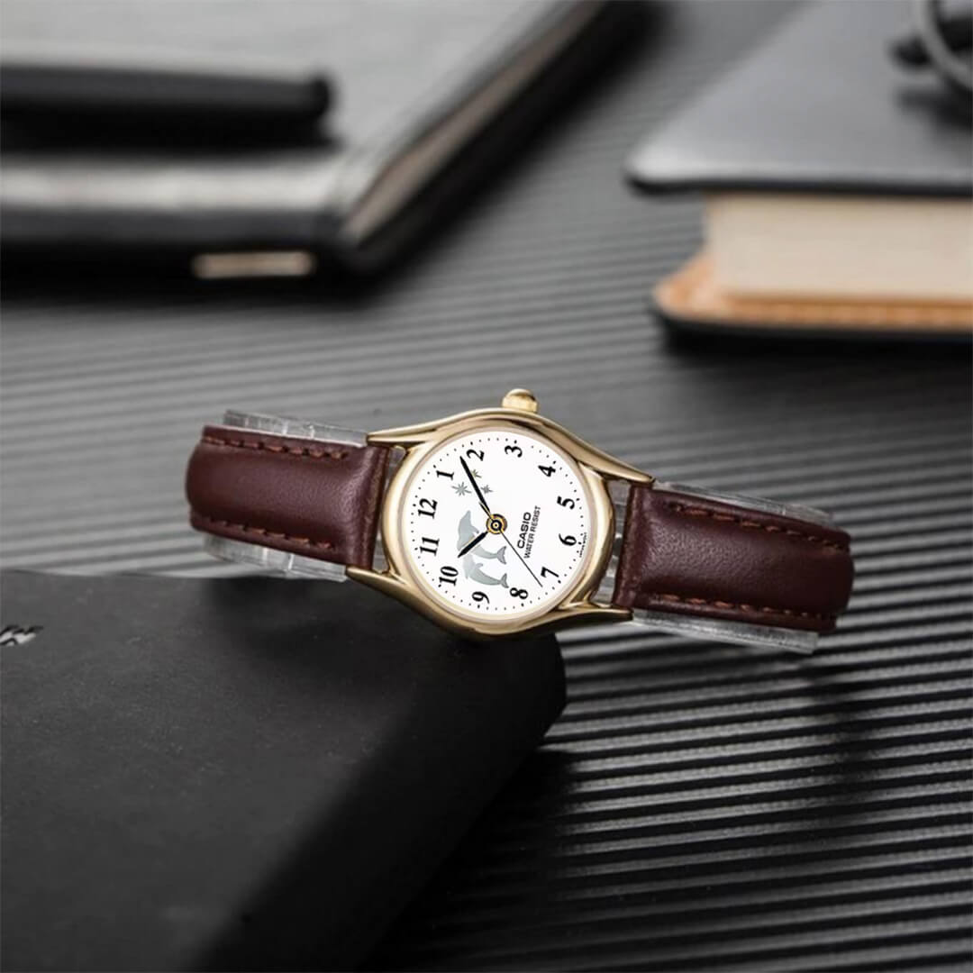 Vista lateral del Reloj Casio LTP-1094Q-7B9 con correa de cuero marrón