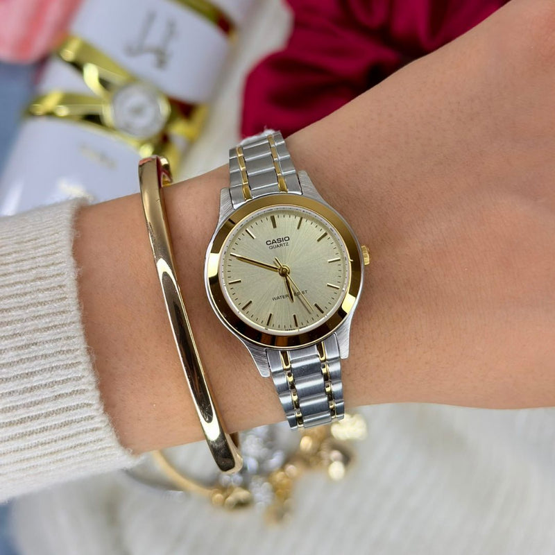 Reloj Casio LTP-1128G-9A puesto en la muñeca, estilo clásico femenino