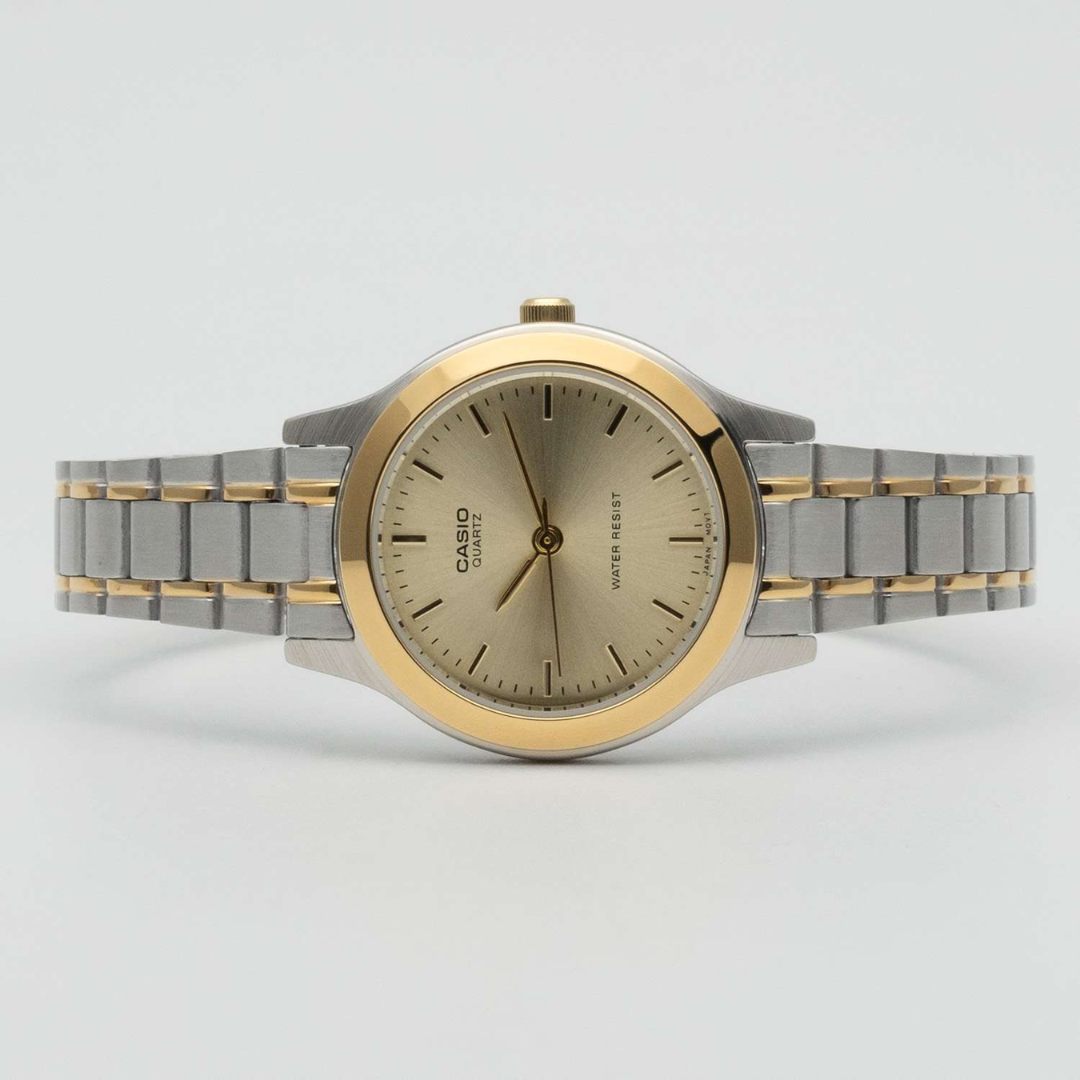 Vista lateral del Reloj Casio LTP-1128G-9A con brazalete bicolor plateado y dorado