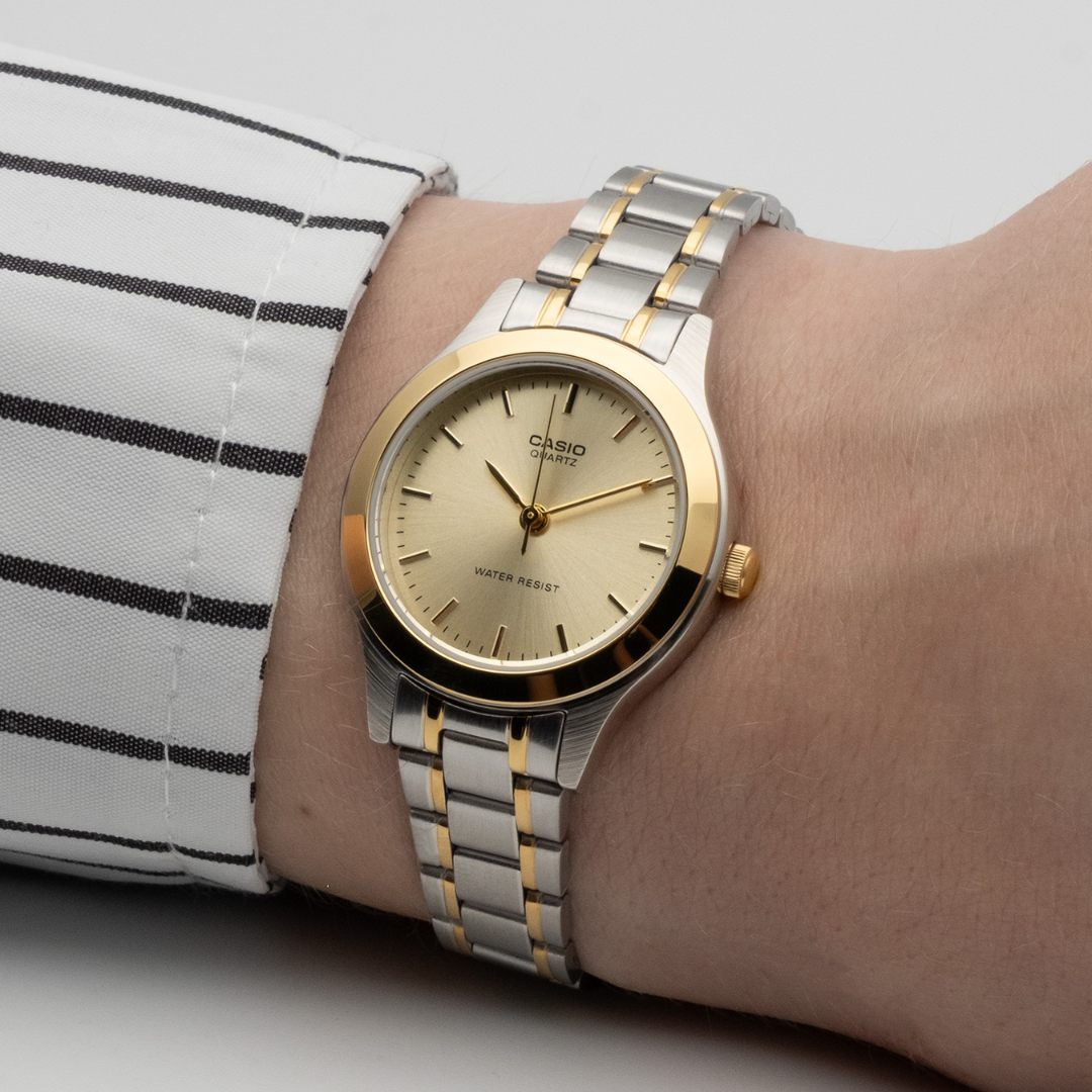 Detalle de la esfera dorada del Reloj Casio LTP-1128G-9A puesto en muñeca