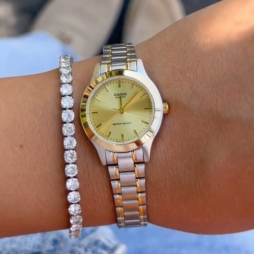 Reloj Casio LTP-1128G-9A puesto en la muñeca, estilo clásico femenino