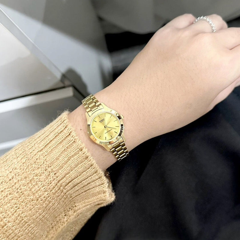 Reloj Casio LTP-1128N-9A puesto en la muñeca, estilo clásico femenino