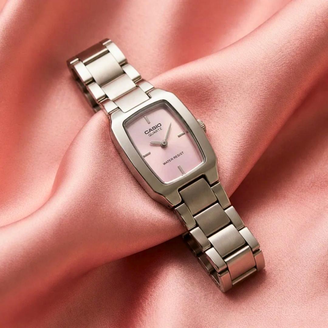 Detalle de la caja rectangular y esfera rosa del Reloj Casio LTP-1165A-4CDF para dama.