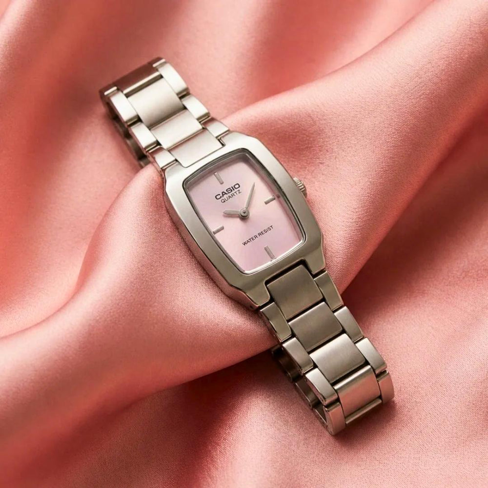 Detalle de la caja rectangular y esfera rosa del Reloj Casio LTP-1165A-4CDF para dama.