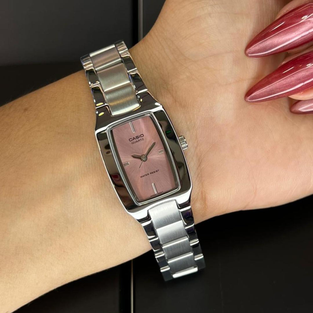 Detalle de la caja rectangular y esfera rosa del Reloj Casio LTP-1165A-4CDF puesta en brazo.