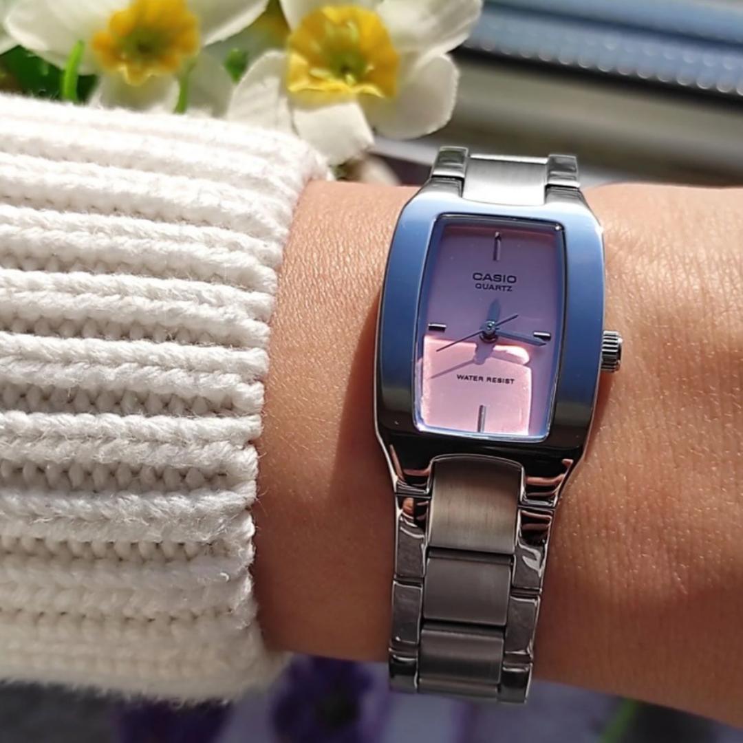 Reloj Casio LTP-1165A-4CDF puesto en la muñeca para el día a día