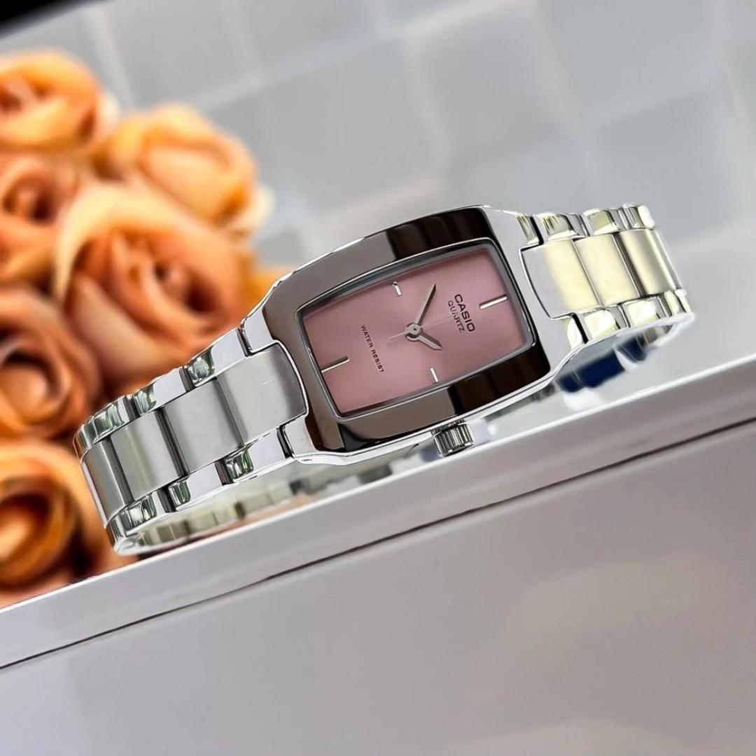 Vista lateral del Reloj Casio LTP-1165A-4CDF con brazalete de acero plateado