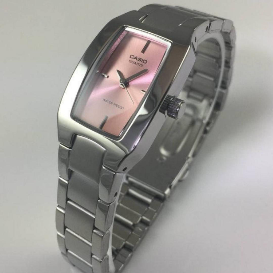 Reloj Casio LTP-1165A-4CDF plateado con esfera rosa.