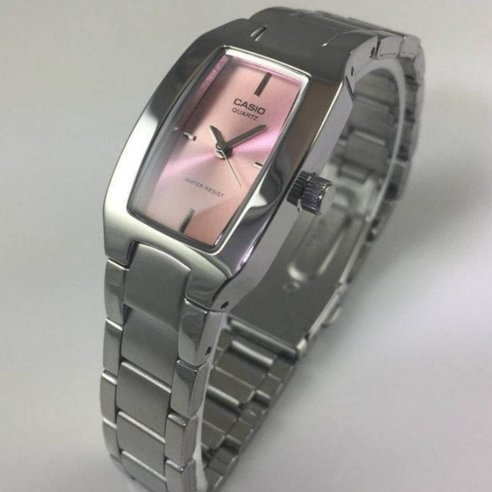 Reloj Casio LTP-1165A-4CDF plateado con esfera rosa.