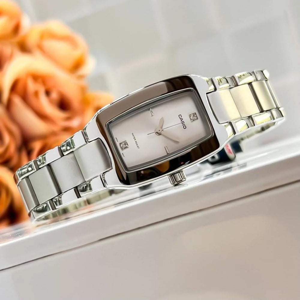 Detalle de la caja rectangular y esfera plateada del Reloj Casio LTP-1165A-7C2