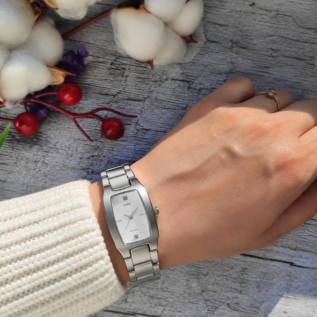 Reloj Casio LTP-1165A-7C2 plateado con esfera plateada para mujer puesto en muñeca.