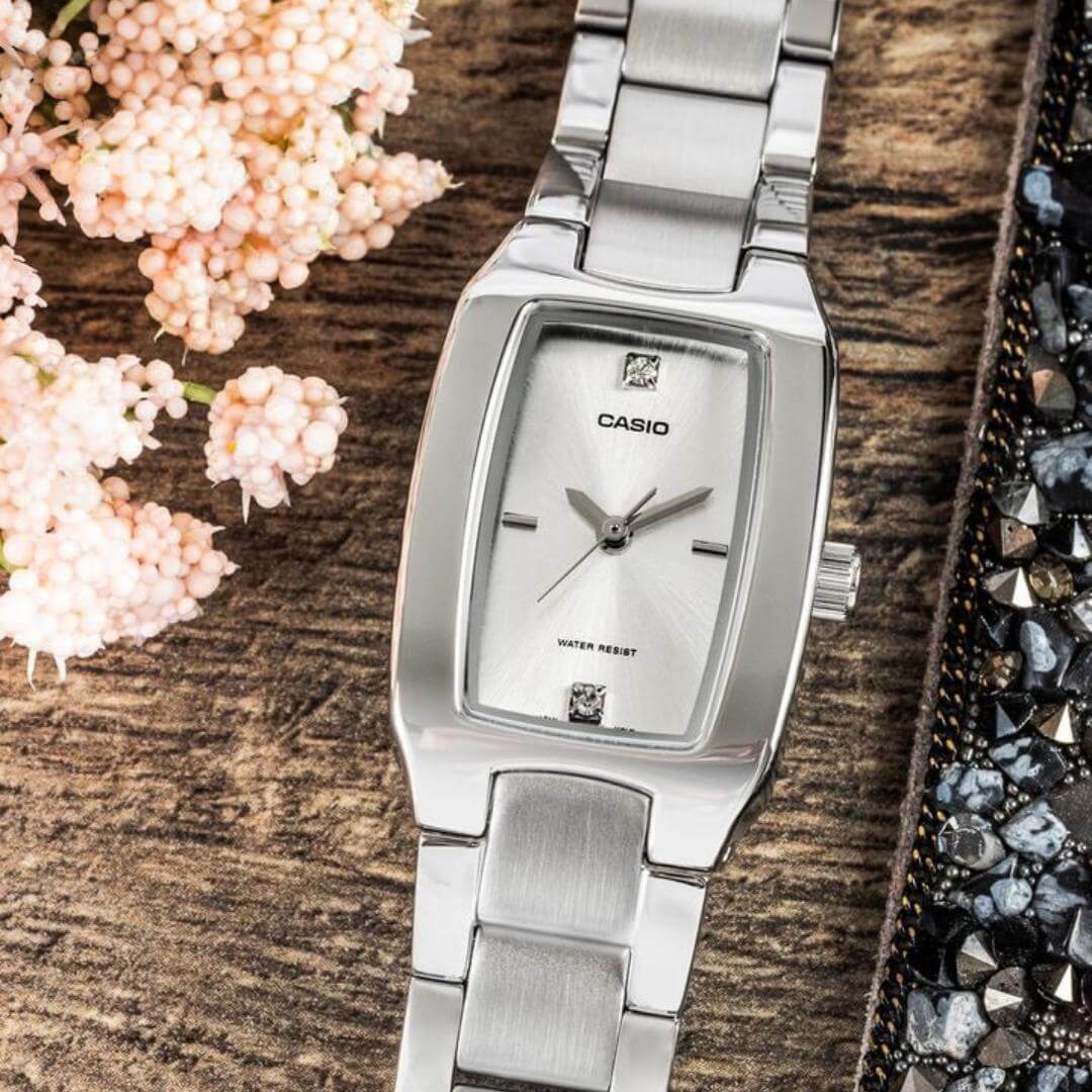 Vista lateral del Reloj Casio LTP-1165A-7C2 acero plateado elegante