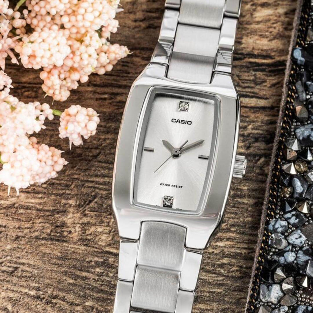 Vista lateral del Reloj Casio LTP-1165A-7C2 acero plateado elegante