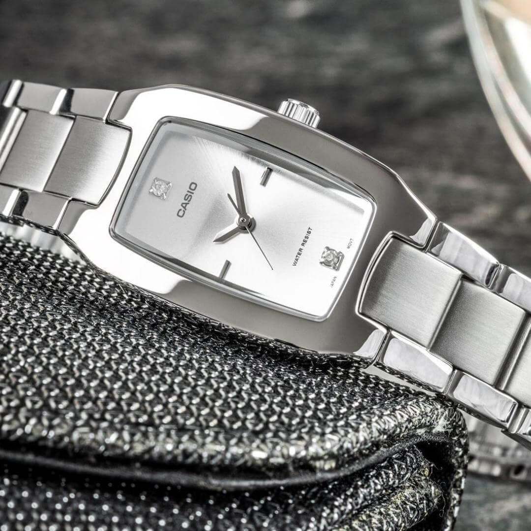 Vista lateral del Reloj Casio LTP-1165A-7C2 con brazalete de acero plateado