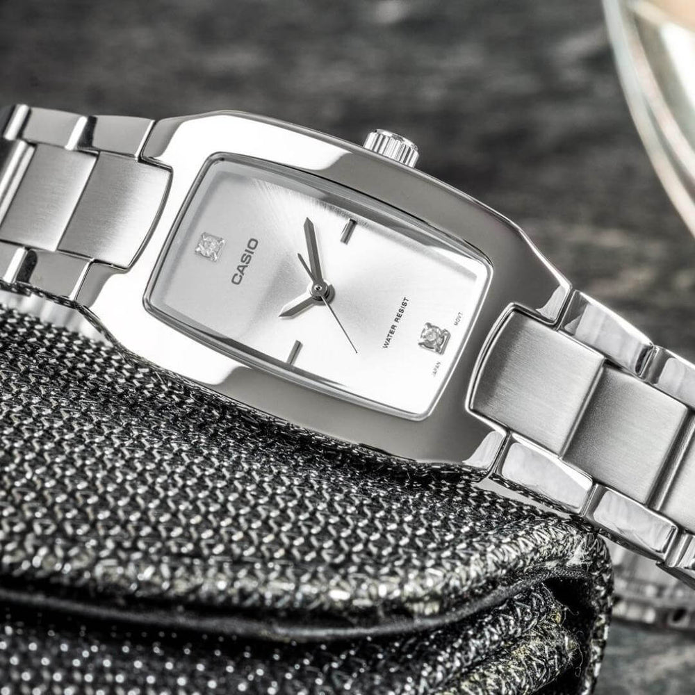 Vista lateral del Reloj Casio LTP-1165A-7C2 con brazalete de acero plateado