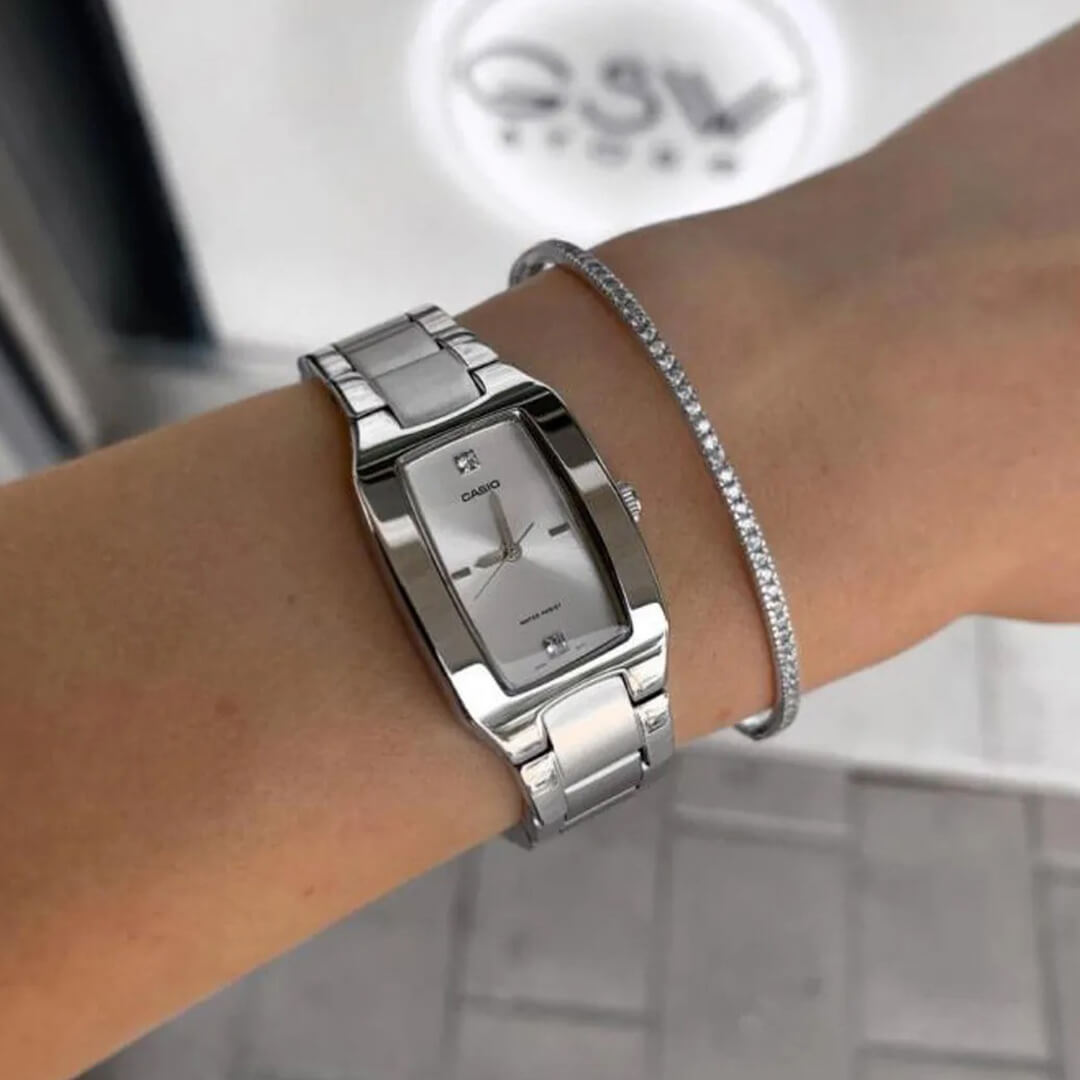 Reloj Casio LTP-1165A-7C2 puesto en la muñeca, estilo rectangular minimalista