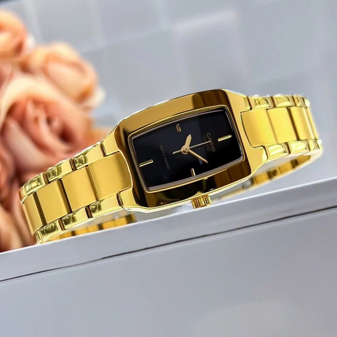 Detalle de la caja rectangular y esfera negra del Reloj Casio LTP-1165N-1C