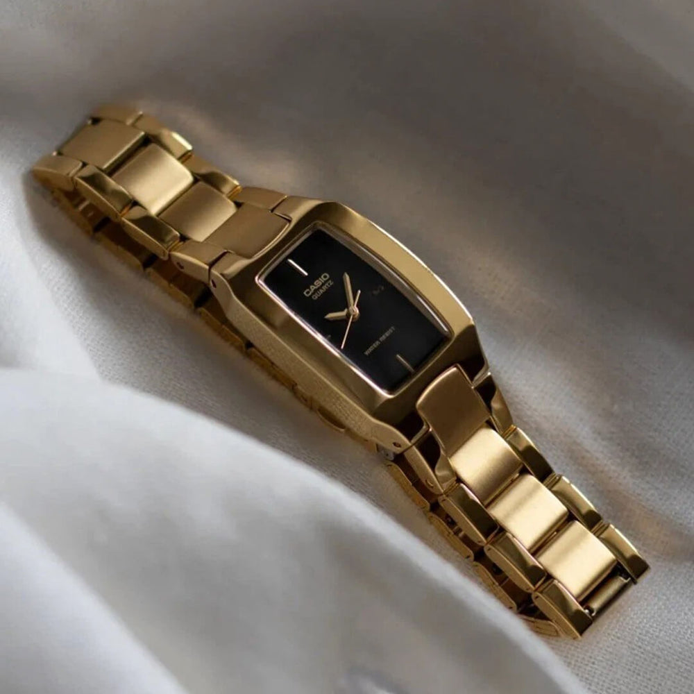 Vista lateral del Reloj Casio LTP-1165N-1C con brazalete de acero dorado