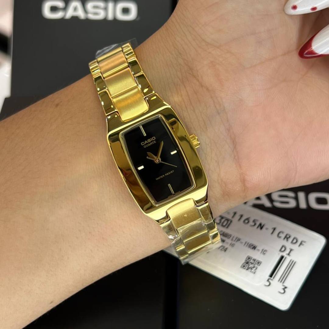 Reloj Casio LTP-1165N-1C puesto en la muñeca, estilo rectangular elegante