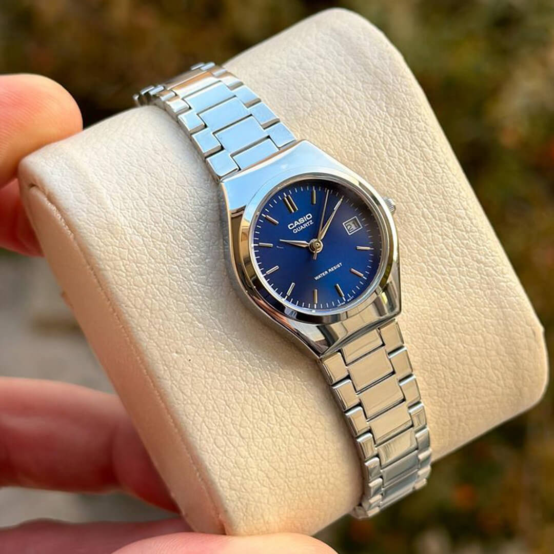 Detalle de la esfera azul y función de fecha del Reloj Casio LTP-1170A-2A