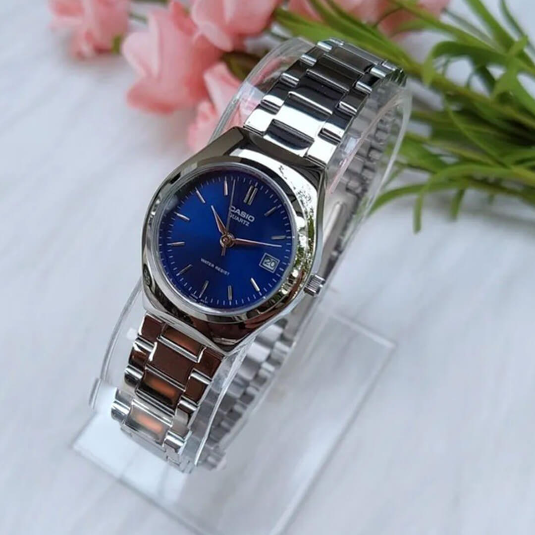 Vista lateral del Reloj Casio LTP-1170A-2A con brazalete de acero plateado