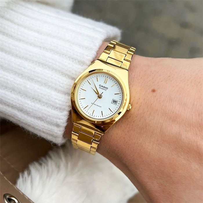 Reloj Casio LTP-1170N-7A puesto en la muñeca, estilo clásico femenino