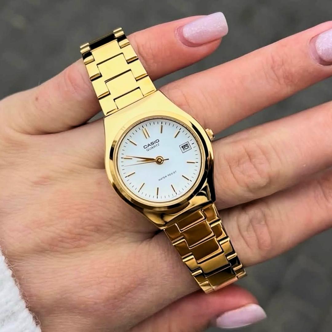 Vista lateral del Reloj Casio LTP-1170N-7A con brazalete de acero dorado