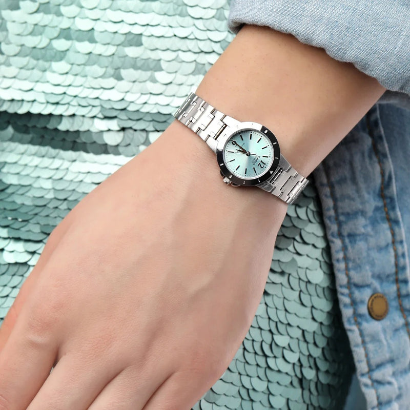 Casio LTP-1177A-3ADF con esfera verde y brazalete plateado.