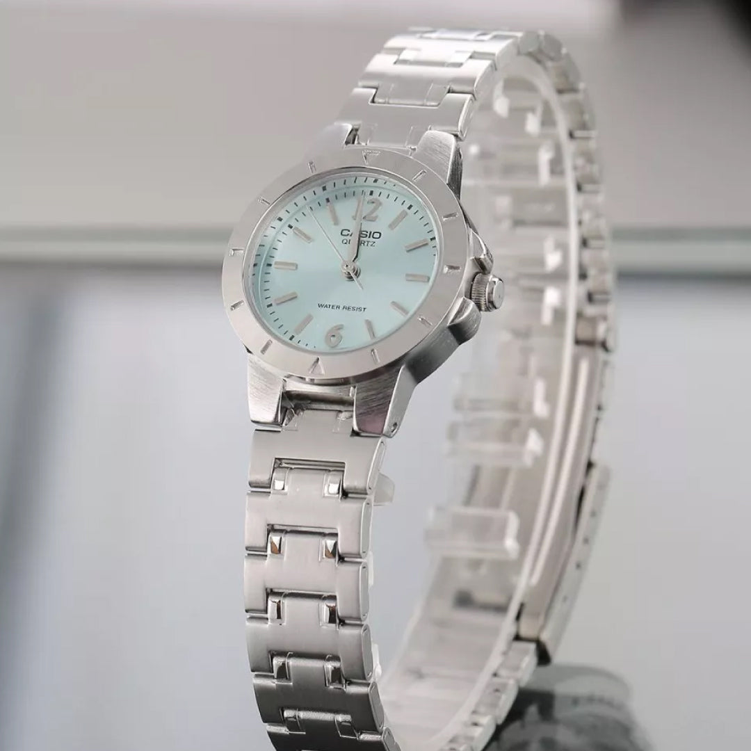 Reloj Casio analógico para mujer con cristal mineral.