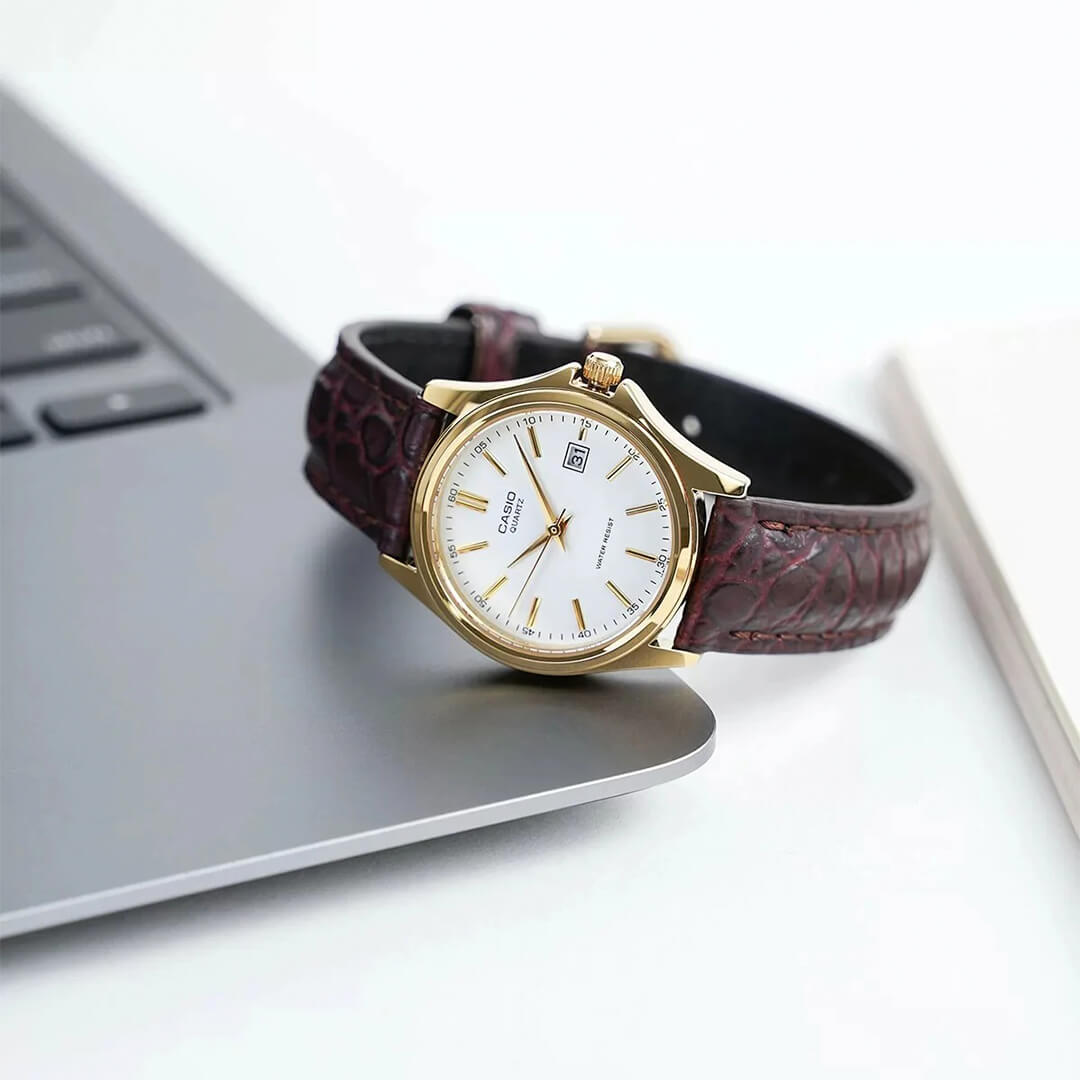 Vista lateral del Reloj Casio LTP-1183Q-7A con correa de cuero genuino