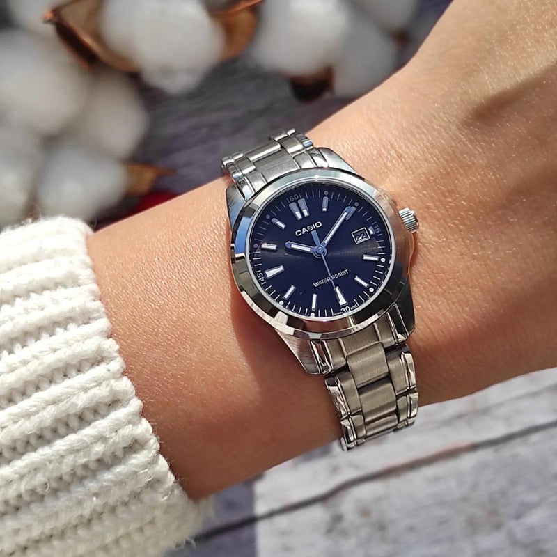 Reloj Casio LTP-1215A-1A2 puesto en la muñeca, estilo clásico femenino
