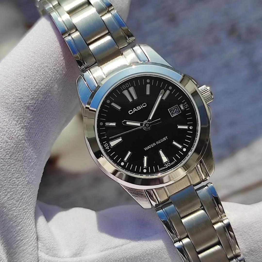 Vista lateral del Reloj Casio LTP-1215A-1A2 con brazalete de acero plateado
