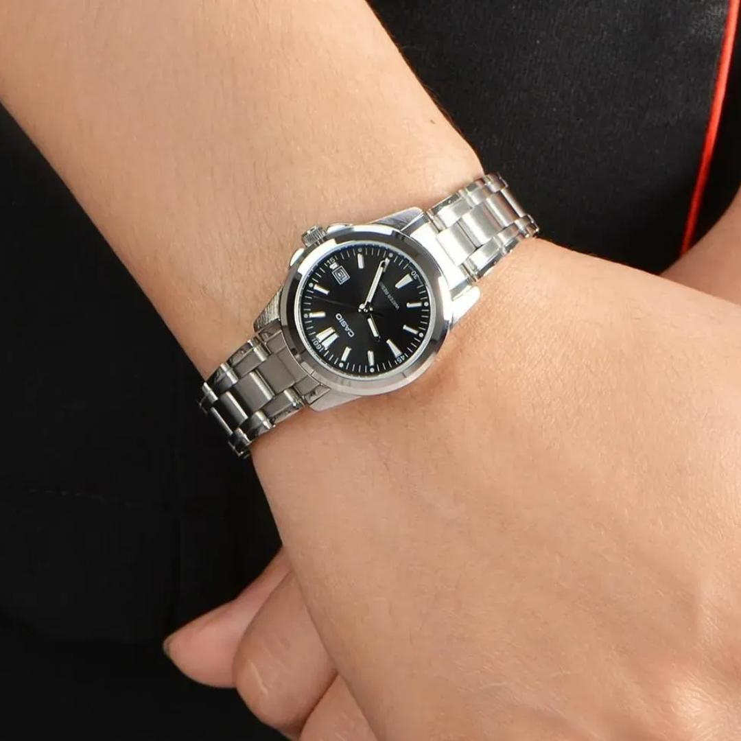 Detalle de la caja ovalada y esfera negra del Reloj Casio LTP-1215A-1A2