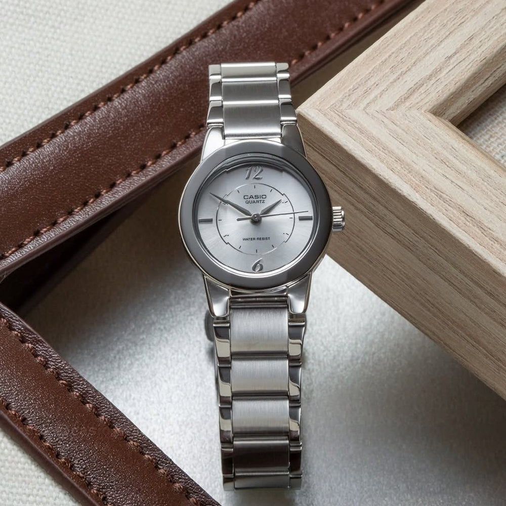 Reloj Casio LTP-1230D-7C puesto en la muñeca, estilo minimalista femenino