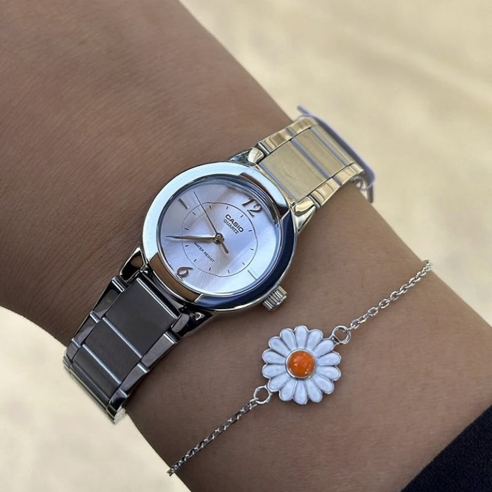 Detalle del cristal facetado y esfera blanca del Reloj Casio LTP-1230D-7C puesta en muñeca.