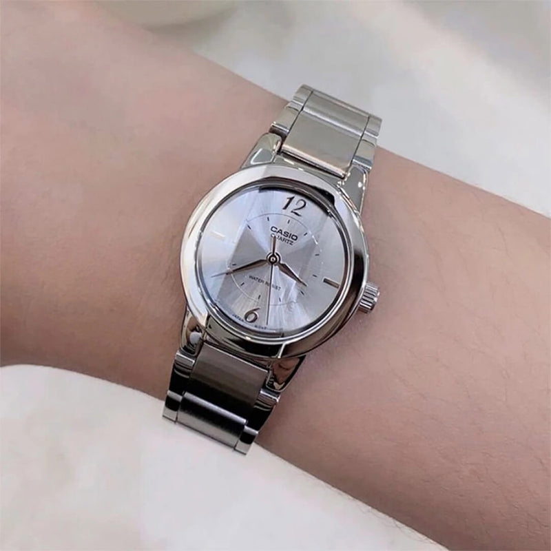 Vista lateral del Reloj Casio LTP-1230D-7C con brazalete de acero plateado